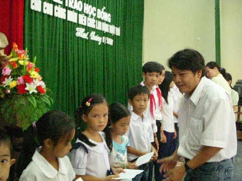 Tạp chí Sông Hương tặng quà cho con em lao động nghèo Huế